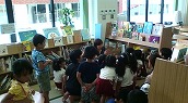 やまんなか図書館の畳スペースに子供たちが集まっている写真