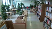 やまんなか図書館内部の座席スペースの写真